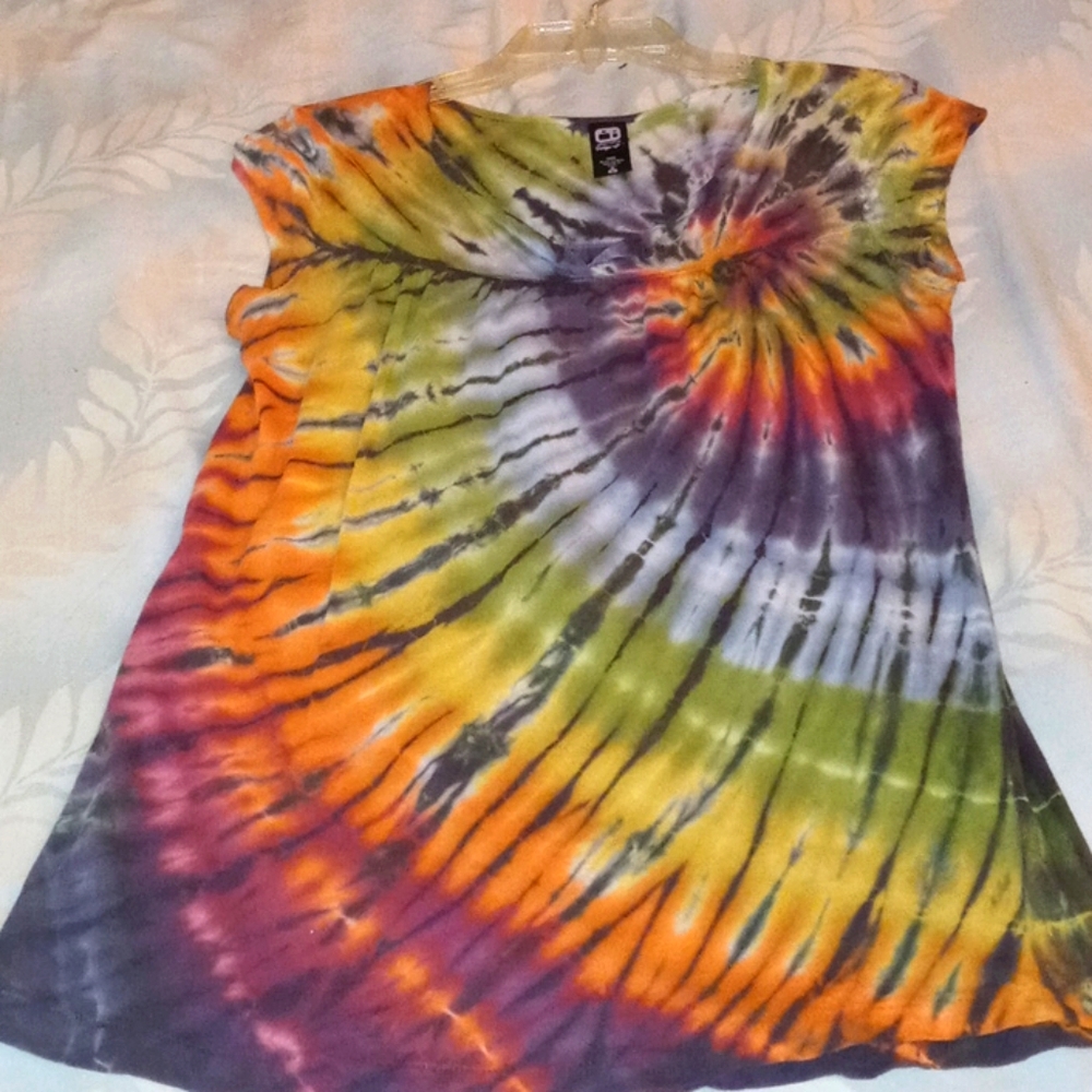 Flattering tie-dye short sleeve shirt